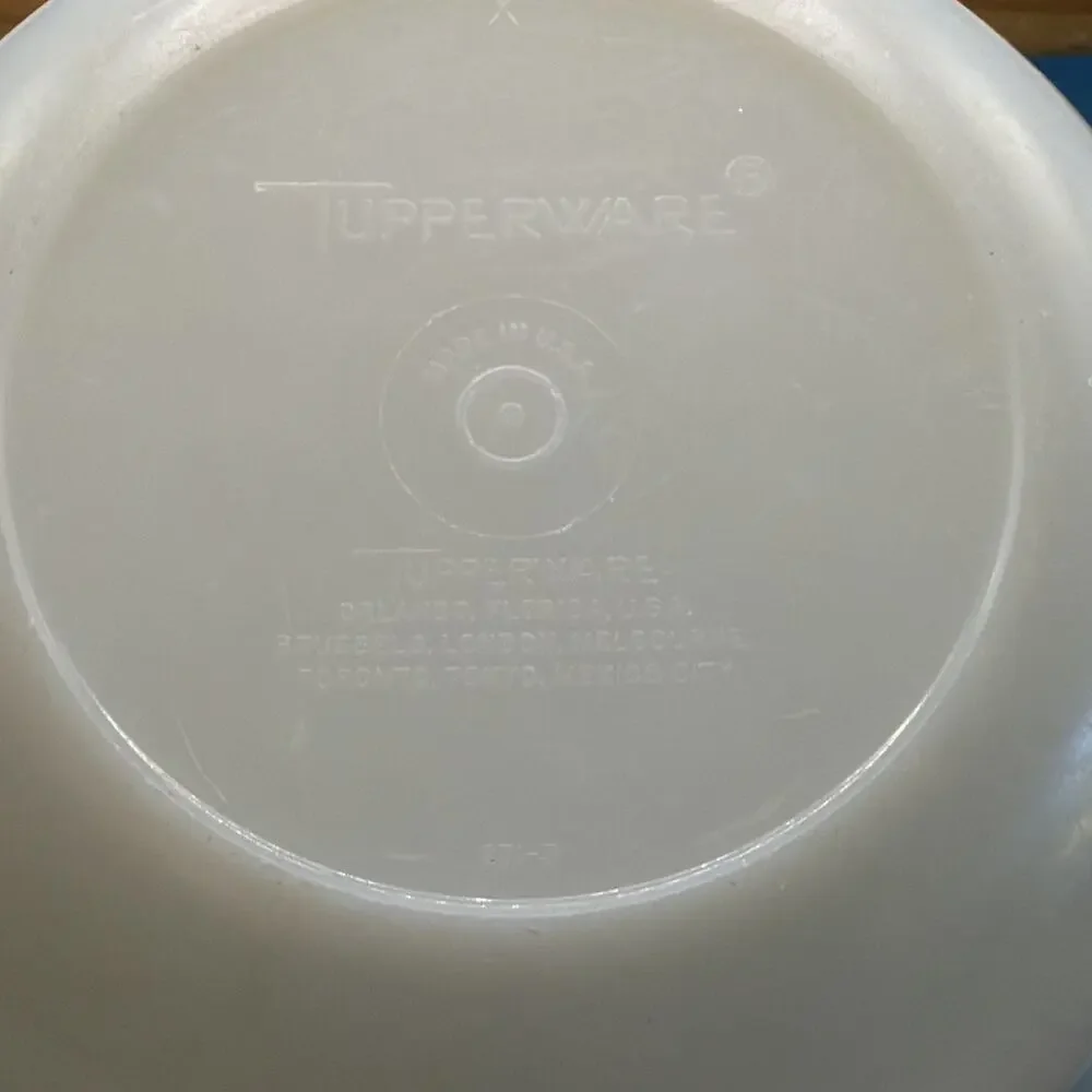 Tupperware Vintage Mixing Bowl With Lid. 271-3 Bowl 228-19 Lid.